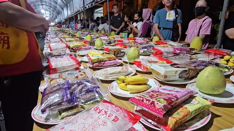 農曆七月鬼門關之前，苗栗銅鑼五福廟舉辦普度法會，桌上供品僅花26秒就被掃光。(圖／翻攝畫面)