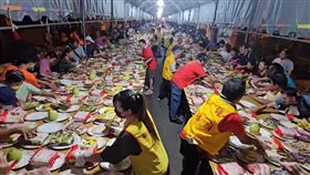 苗栗銅鑼五福廟，普度「搶供品」，26秒掃光，722桌，上萬個餅乾水果(圖／翻攝畫面)