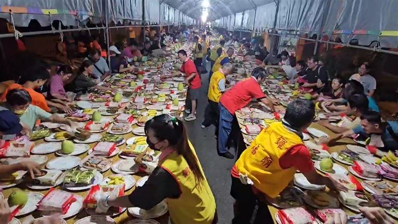 普度搶上萬餅乾供品！26秒掃光壯觀畫面曝