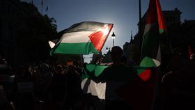 民眾高舉巴勒斯坦國旗。（圖／路透社／達志影像）
