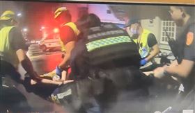 鍾男遭強制送醫。（圖／翻攝畫面）