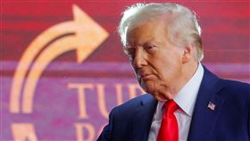 川普在柯克追悼會上回憶，柯克是「為信念奮戰到最後一口氣」的人。（圖／路透社／達志影像）