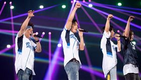 SUPER JUNIOR小分隊L.S.S.利特、神童、始源賽後演出。（圖／富邦悍將提供） 