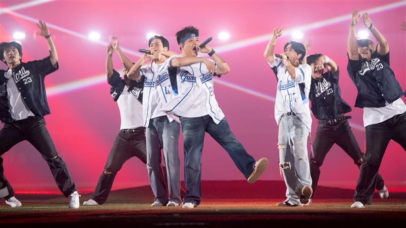 SUPER JUNIOR小分隊L.S.S.利特、神童、始源賽後演出。（圖／富邦悍將提供）