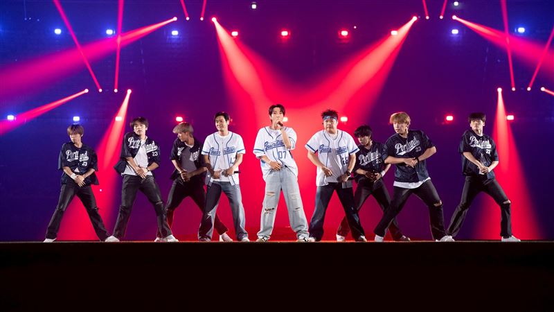 SUPER JUNIOR小分隊L.S.S.利特、神童、始源賽後演出。（圖／富邦悍將提供）