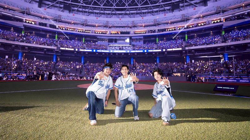 SUPER JUNIOR小分隊L.S.S.利特、神童、始源賽後演出。（圖／富邦悍將提供）