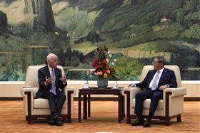 時隔6年，美國國會首度訪問中國，旨在推動兩國軍事對話，降溫雙邊緊張。此行由前軍委會主席史密斯（左）率團訪問，21日與中國國務院總理李強（（右）在北京會面。（圖／美聯社／達志影像）