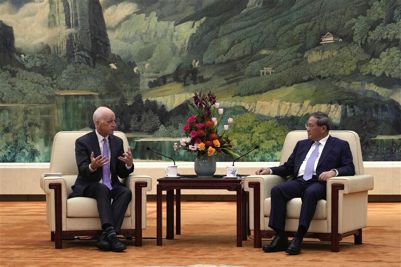 時隔6年，美國國會首度訪問中國，旨在推動兩國軍事對話，降溫雙邊緊張。此行由前軍委會主席史密斯（左）率團訪問，21日與中國國務院總理李強（（右）在北京會面。（圖／美聯社／達志影像）