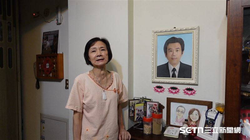 王冠中醫師遺孀鄒女士，時隔7年受訪，她告訴記者，自己思考了很久才決定再度面對媒體，原因無他，就是希望王醫師不要白白犧牲，也盼這起悲劇能促使社會安全網與司法制度更加完善，未來不要再有類似悲劇重演。（圖／記者張雅筑攝）