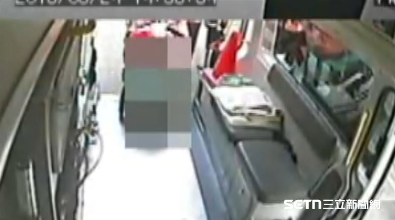 2018年5月24日午後，台中牙醫王冠中為了保護自家員工，肉身擋刀，最後慘遭賴姓男子刺頸傷重不治。但在案發前，賴姓男子的妹妹，也就是在王冠中牙醫診所的員工，其實大家都有建議她報警，但她卻阻止了大家，還聲稱爸爸會來處理。（圖／資料照）