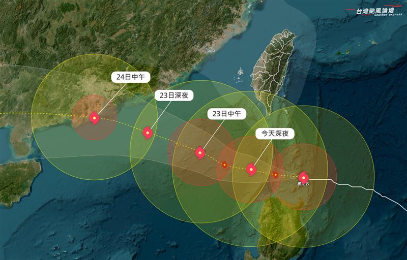 「台灣颱風論壇｜天氣特急」午間12時貼圖發文寫下【樺加沙颱風動態】。（圖／翻攝自台灣颱風論壇）