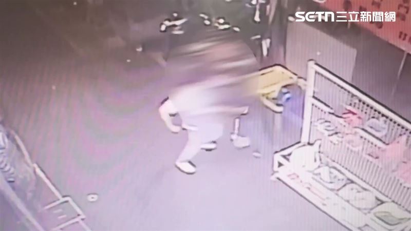 北市陳男在士林夜市擺攤，遭到自己以前的彭姓老大找麻煩。（圖／翻攝畫面）