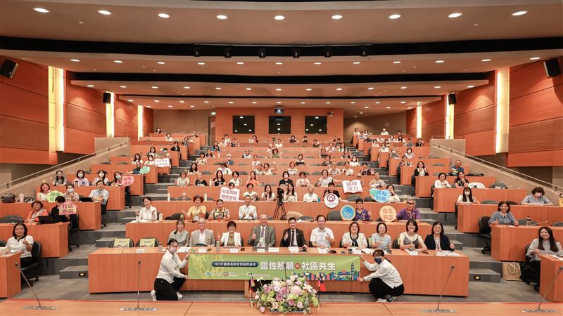 深化社區據點創新，共創在地安老藍圖，衛生福利部與德國學者交流，擘劃超高齡社會新篇章。（圖／衛福部提供）