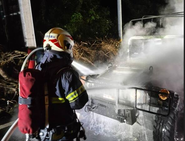 消防局獲報後出動2車、7人及1輛救護車前往搶救。（圖／翻攝畫面）