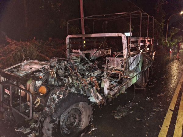 十軍團悍馬車遭火勢吞沒，燒剩下鐵架。（圖／翻攝畫面）