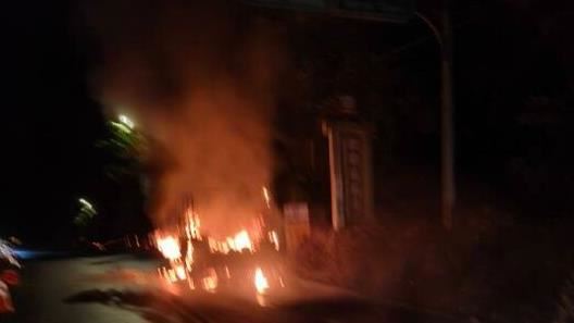 十軍團悍馬車因不明原因起火。（圖／翻攝畫面）