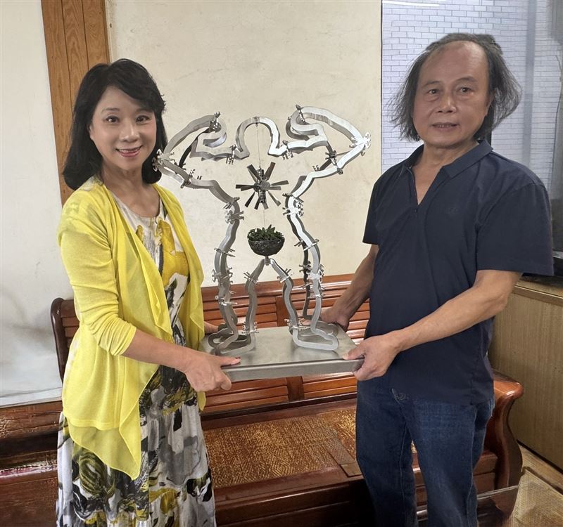 劉柏村教授（右）致贈《綠金剛》縮小作品予台藝大校友總會理事長陳志芬（左）