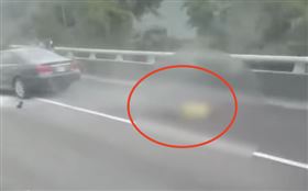 國道3恐怖車禍！轎車自撞起火「1男昏迷受困」民眾合力救援搶命