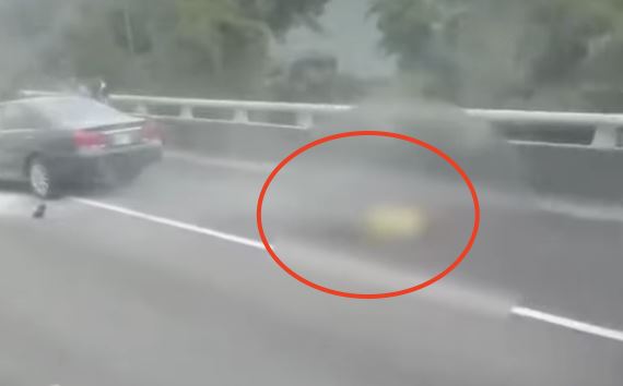 李男被救出車外等候救護車。（圖／翻攝畫面）