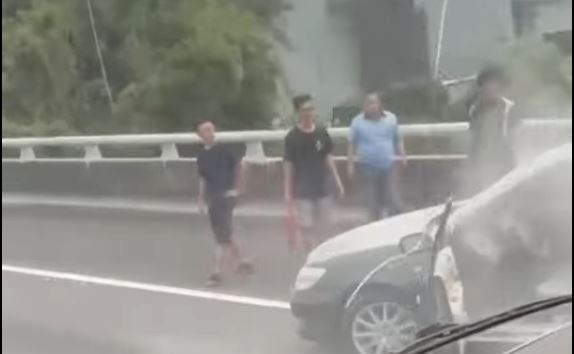 其他路過的用路人見狀立即停下，合力將李男救出。（圖／翻攝畫面）