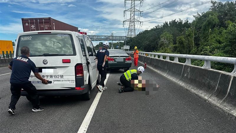 李男被其他用路人緊急被拖出車外。（圖／翻攝畫面）
