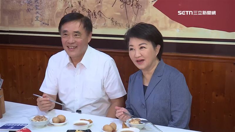 郝龍斌（左）21日與盧秀燕（右）合體吃米糕