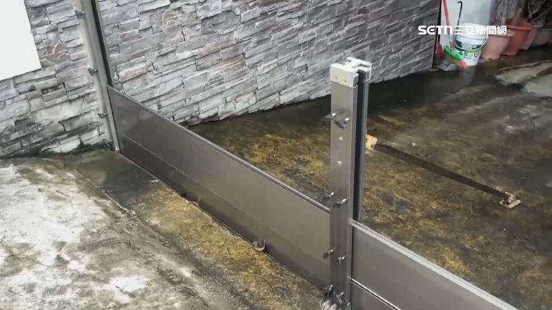 民宿業者紛紛架起了防水閘門
