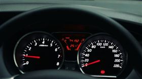 一名駕駛在國道超速67公里遭舉發，質疑測速器誤差但遭法院駁回。（示意圖／Unsplash）