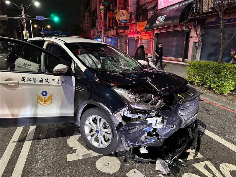 張男最後還撞警車。（圖／翻攝畫面）
