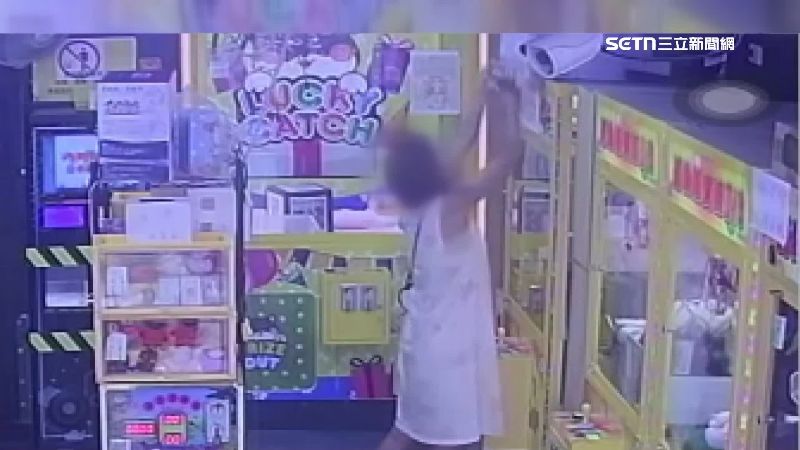 一名孕婦偷走娃娃機店的公仔