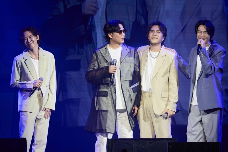 李吳兄弟衝上台喊「蕭爸爸」。（圖／黑色吉他Ｘ華納音樂提供）