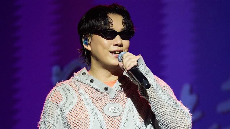 蕭煌奇唱到一半　3兄弟無預警衝上台喊爸