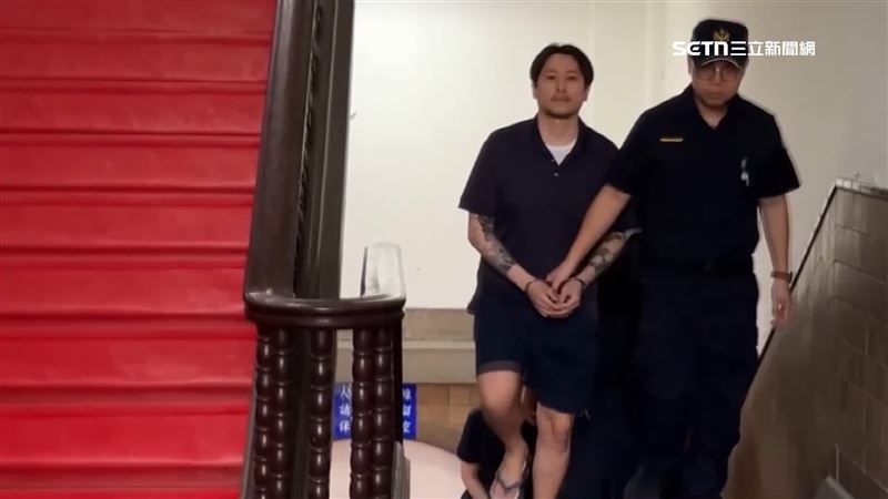 國民黨立委徐巧芯的大姑夫杜秉澄（左1），日前情緒不穩，在舍房內被上銬