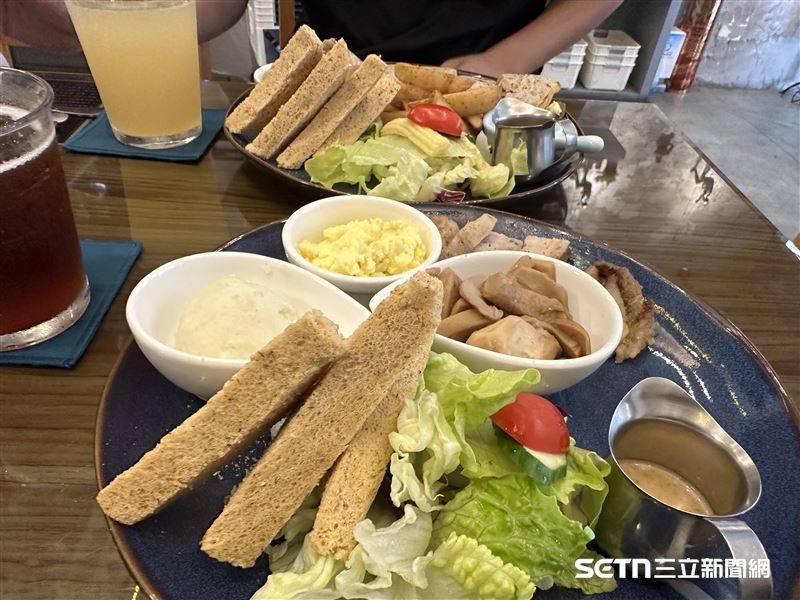 因為母親罹癌，所以王先生對店裡的食材非常講究，他說，很多早午餐店都會出現加工食物，但他們主打原型和天然食材為主，希望大家來到店裡都可以吃到健康的食物，這是他秉持的原則和初衷。（圖／記者張雅筑攝）