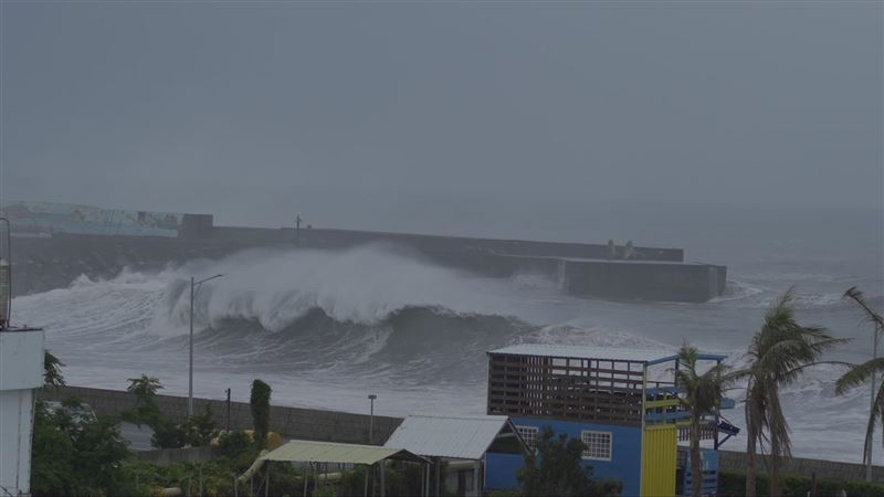 強颱樺加沙6米巨浪襲來！台東恐怖一幕曝