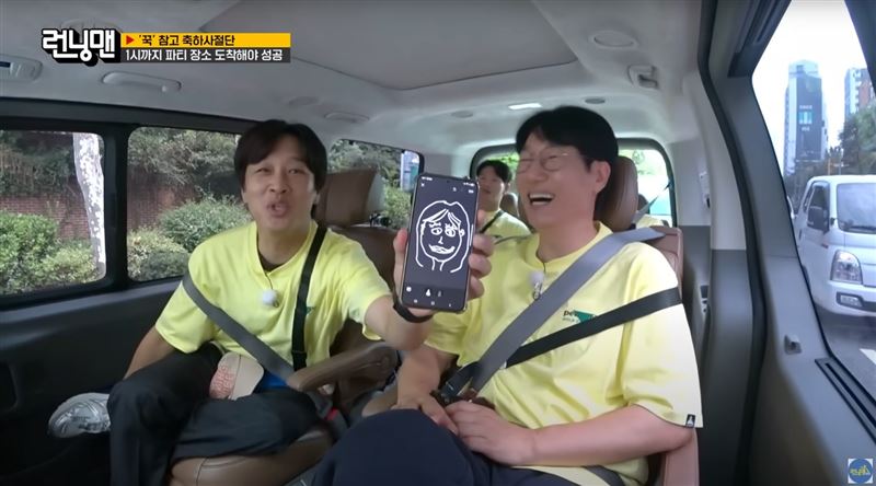 車太鉉（左）根據大家的描述，畫出金鍾國老婆的長相。（圖／翻攝自YouTube）