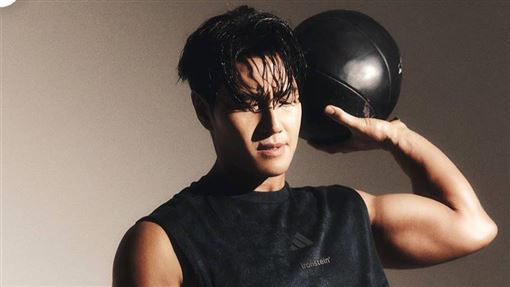 金鍾國神秘愛妻長相曝：端莊大方、雙眼皮