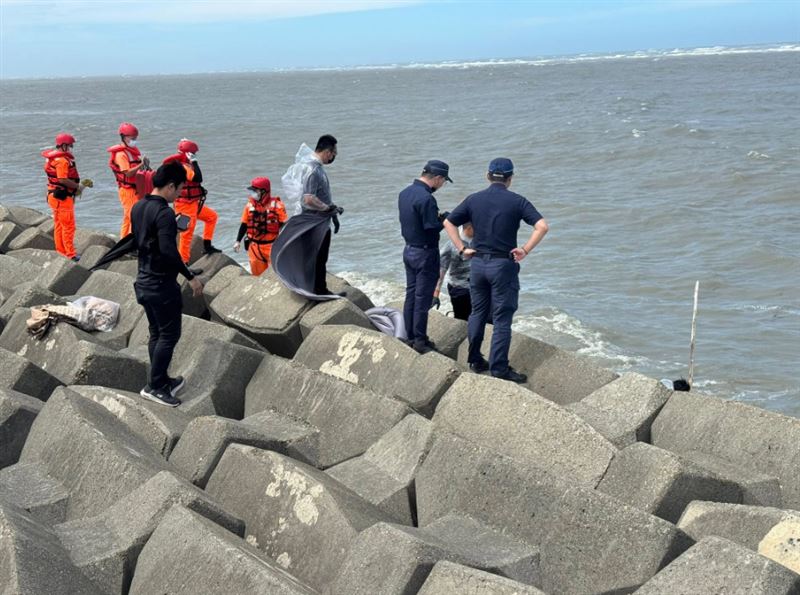 彰濱線西鄉海邊堤防的男性浮屍，20日被人發現卡在消波塊，今(22)日利用潮汐移出。(圖／翻攝自賴清美議員臉書)
