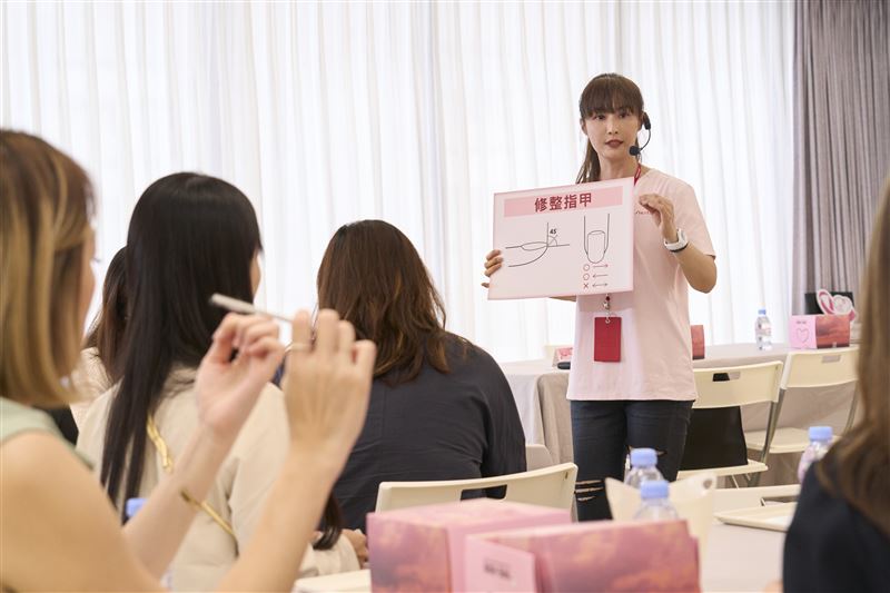 資生堂社會關懷美容中心專業老師於座談會現場帶來「美甲公益體驗」