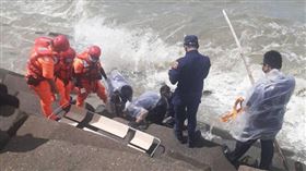 彰濱線西鄉海邊堤防，男性浮屍移出，消波塊，失蹤阿公，DNA鑑定(圖／翻攝自賴清美議員臉書)