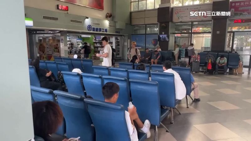 台東車站湧現退換票人潮