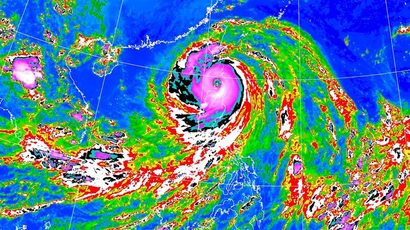 樺加沙增強，暴風圈逐漸壟罩台灣。（圖／中央氣象暑）