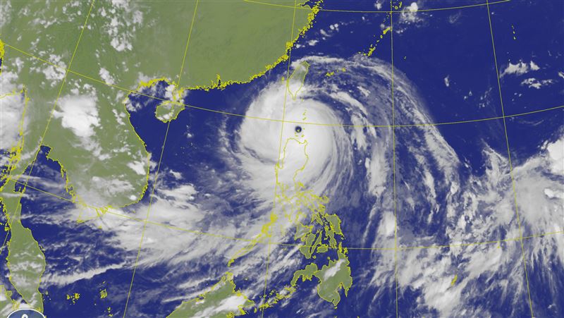 樺加沙正以「最顛峰之姿」通過台灣。（圖／中央氣象暑）