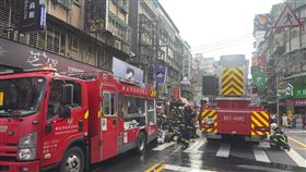 消防隊獲報派遣大量人車到場搶救。（圖／翻攝畫面）