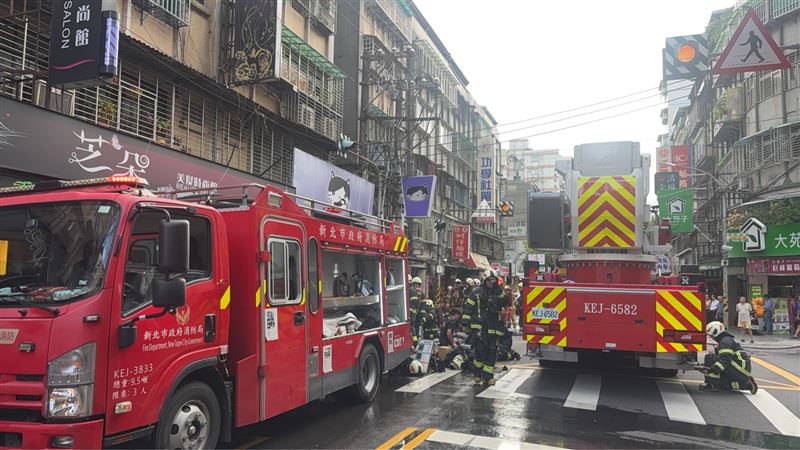 消防隊獲報派遣大量人車到場搶救。（圖／翻攝畫面）