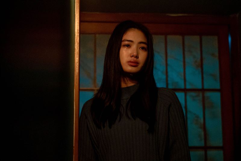 《詭鄉》電影主題曲〈詭〉彷彿在低聲呢喃女主角小文的心聲。（圖／一群獨角鯨娛樂提供）
