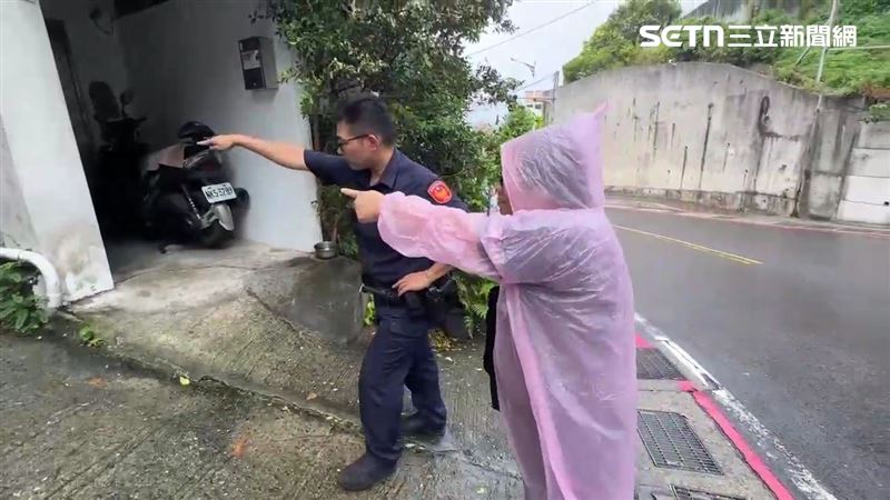 基隆許姓男郵差被咬斷右手無名指，動保所人員將狗帶回收容。（圖／翻攝畫面）