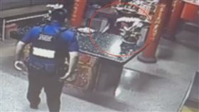 鬼月毛毛的⋯台中某土地公廟驚見「紅衣老奶奶」　暖心真相曝光