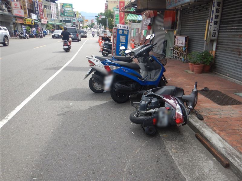 駕駛聲稱當時車內音樂開太大，沒注意擦撞到機車。(圖／翻攝畫面)