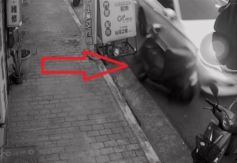 黑色機車被衝撞旋轉一圈後倒在地上，推撞到其他兩輛機車。(圖／翻攝畫面)